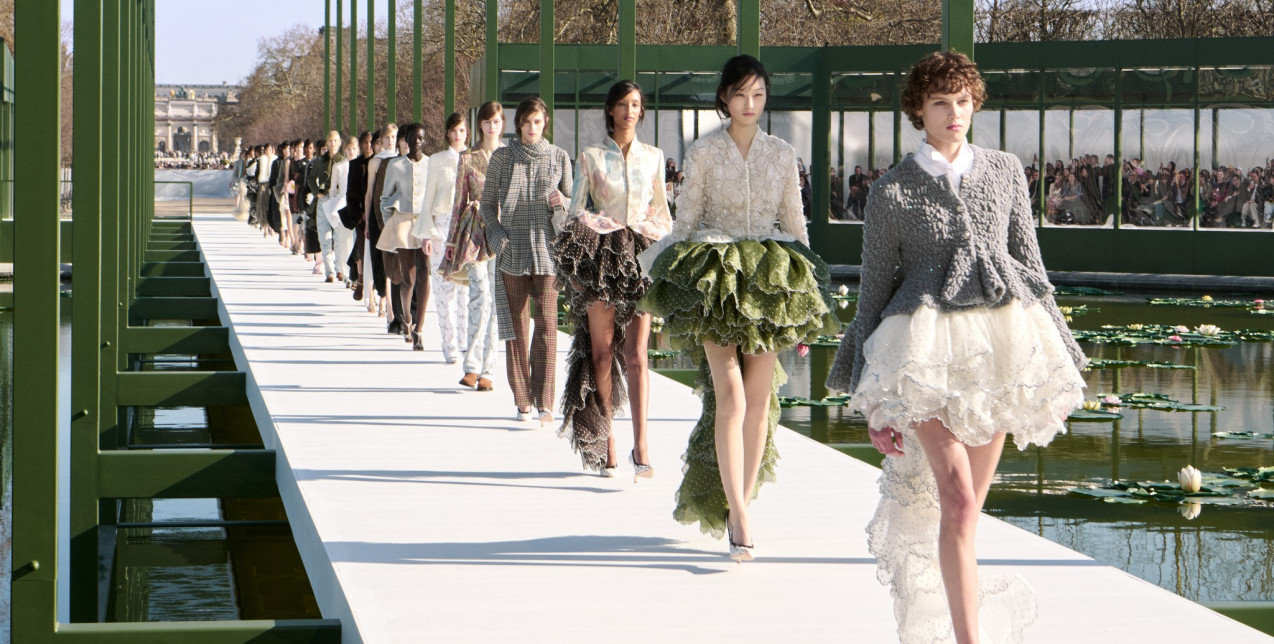 Dior FW26: Οι τάσεις που θα μας απασχολήσουν το επόμενο φθινόπωρο από την ξεχωριστή collection του Jonathan Anderson