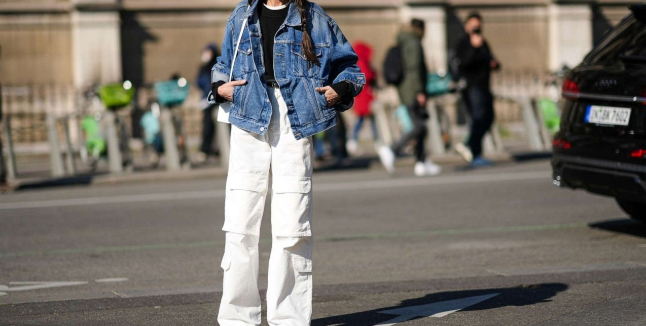 Λατρεύετε τα cargo pants; Πώς θα τα φορέσετε κομψά την άνοιξη