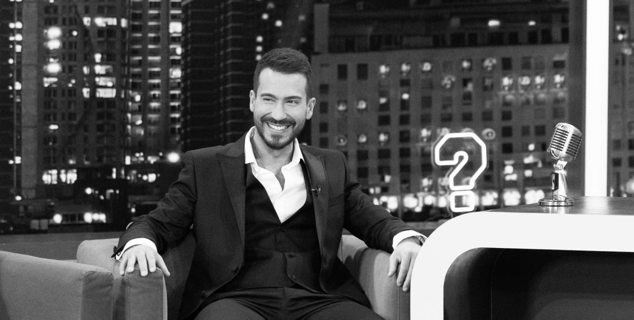 Face to Face με τον Γιάννη Αθανασόπουλο: «Η τίμια και ειλικρινής αγκαλιά είναι το ισχυρότερο φυσικό αντικαταθλιπτικό στη νοσηρότητα των καιρών μας»