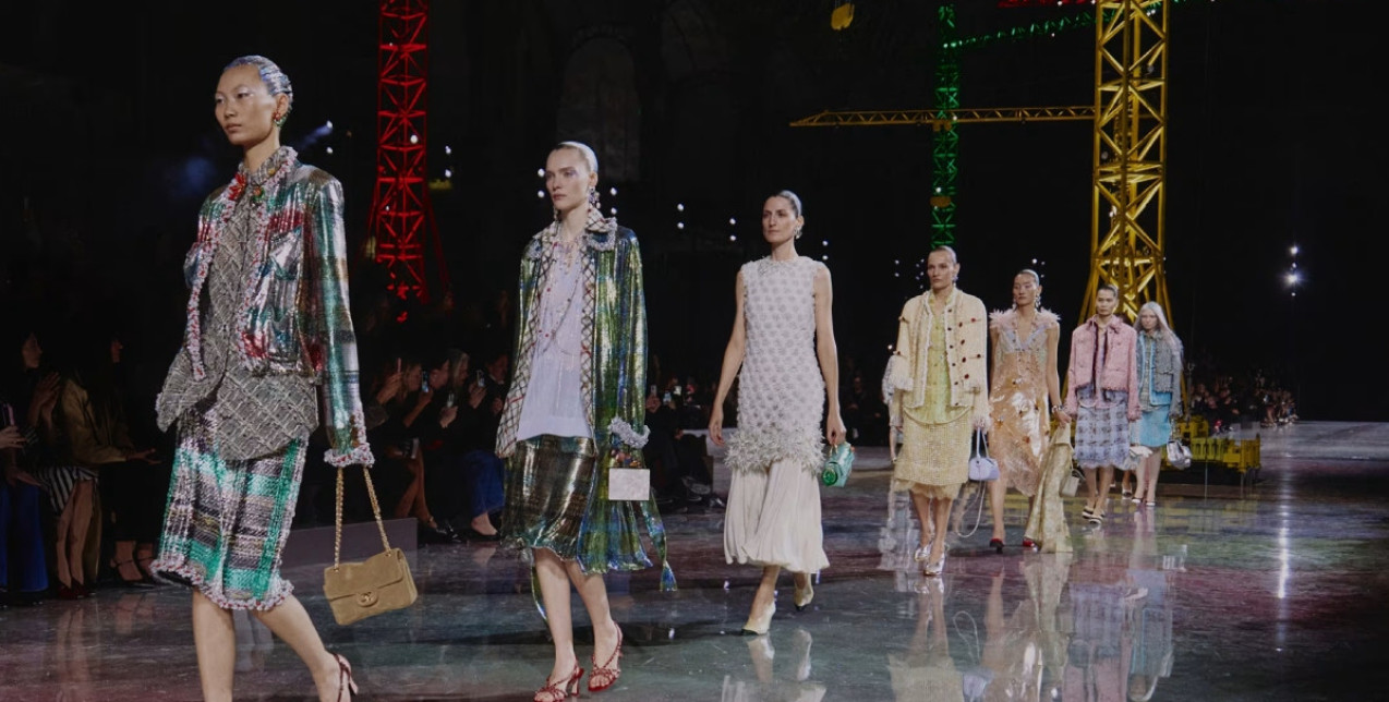 Chanel Fall/Winter 2026: Ο Matthieu Blazy επαναπροσδιορίζει τους κλασικούς κώδικες του οίκου