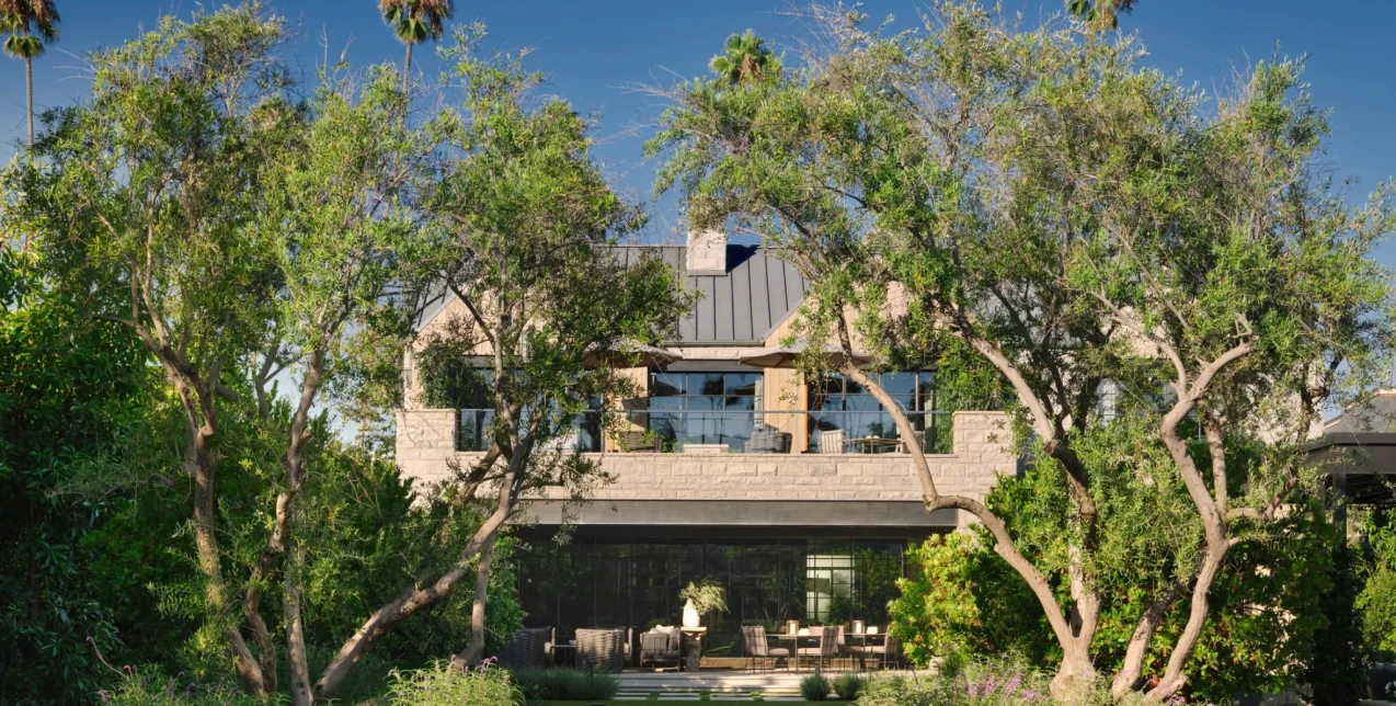 Ένα farmhouse στο LA, φωλιασμένο στο καταπράσινο περιβάλλον και γεμάτο αντιθέσεις