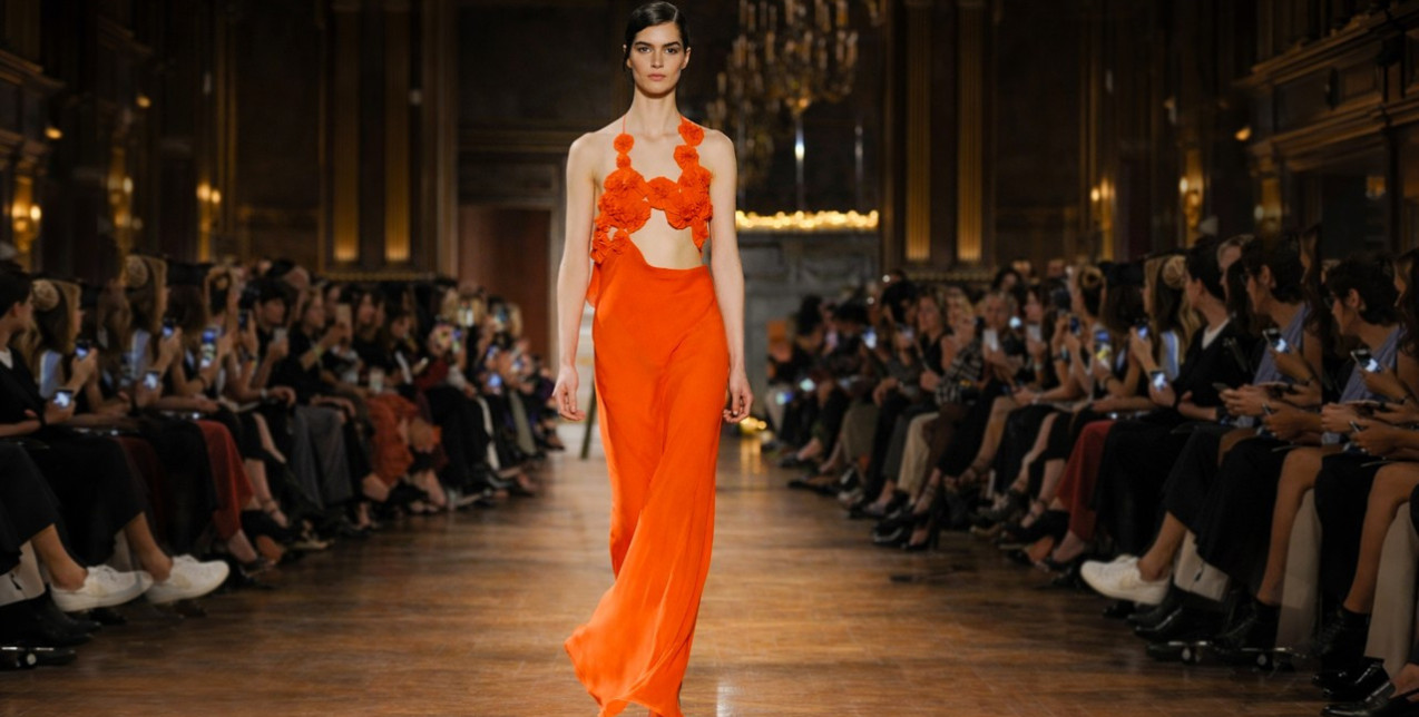 Η Victoria Beckham παρουσίασε μια συλλογή που κυμαίνεται ανάμεσα στη δύναμη και τη θηλυκότητα