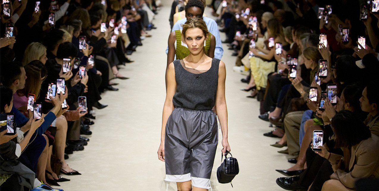 Prada Fall 2026: Τα μόλις 15 μοντέλα, οι 4 εμφανίσεις και η Bella Hadid
