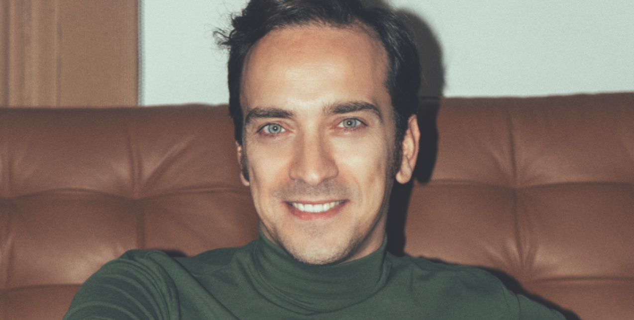 Ο Δημήτρης Σαμόλης ανοίγει τα χαρτιά του μετά από τρία χρόνια sold-out «Στρακαστρούκες»