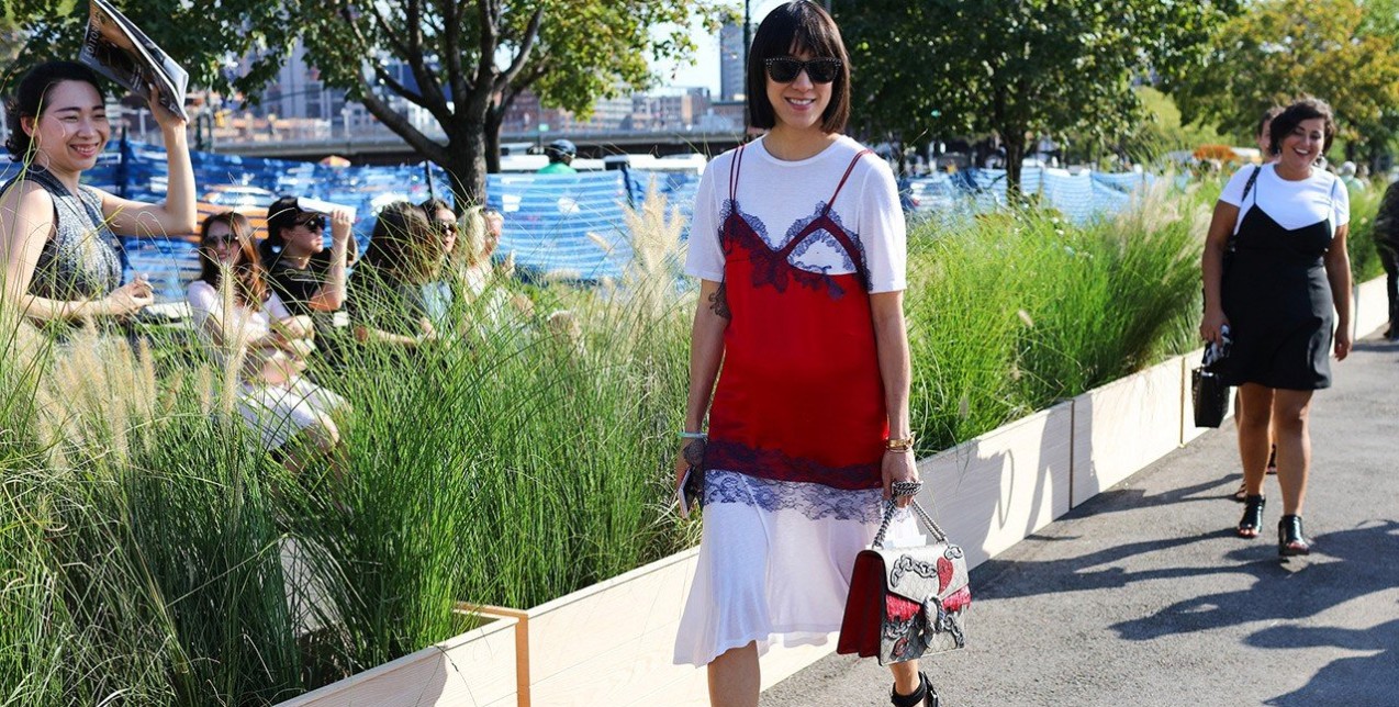 Νιώστε όπως μία street style star με αυτά τα slip dresses 