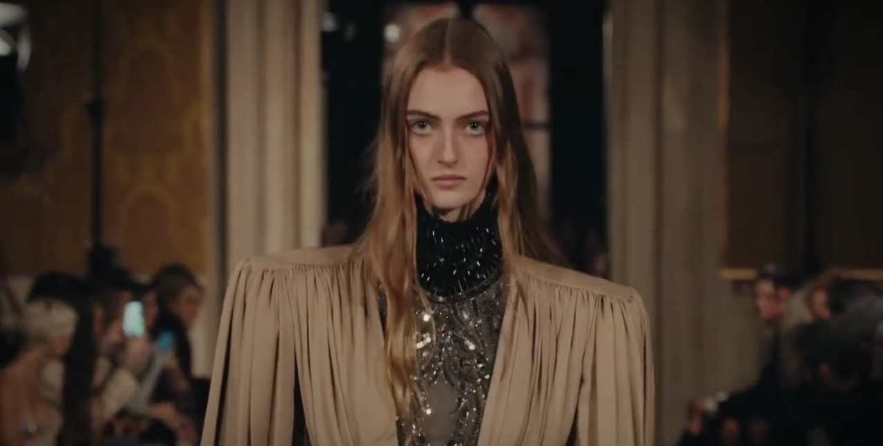 Ο Alessandro Michele επανεξέτασε τη μεγαλοπρέπεια του οίκου Valentino μέσα από τη συλλογή του με τίτλο Interferenze