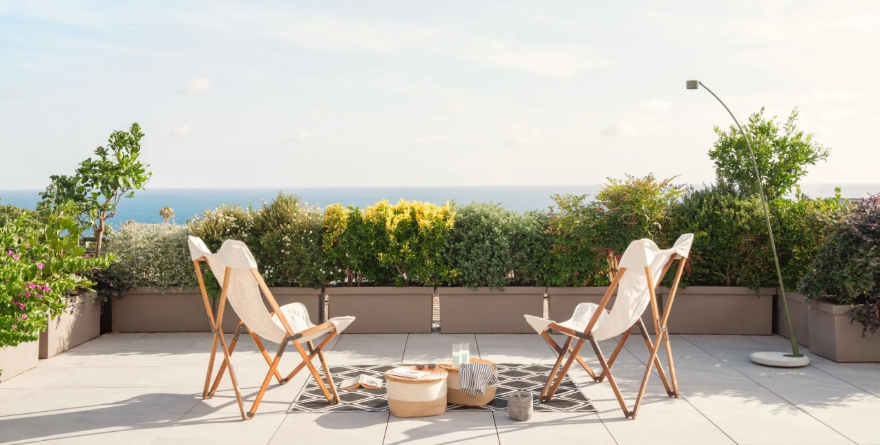 Ένα φωτεινό ρετιρέ στη Γένοβα με θέα στη θάλασσα επαναπροσδιορίζει το ιταλικό coastal design