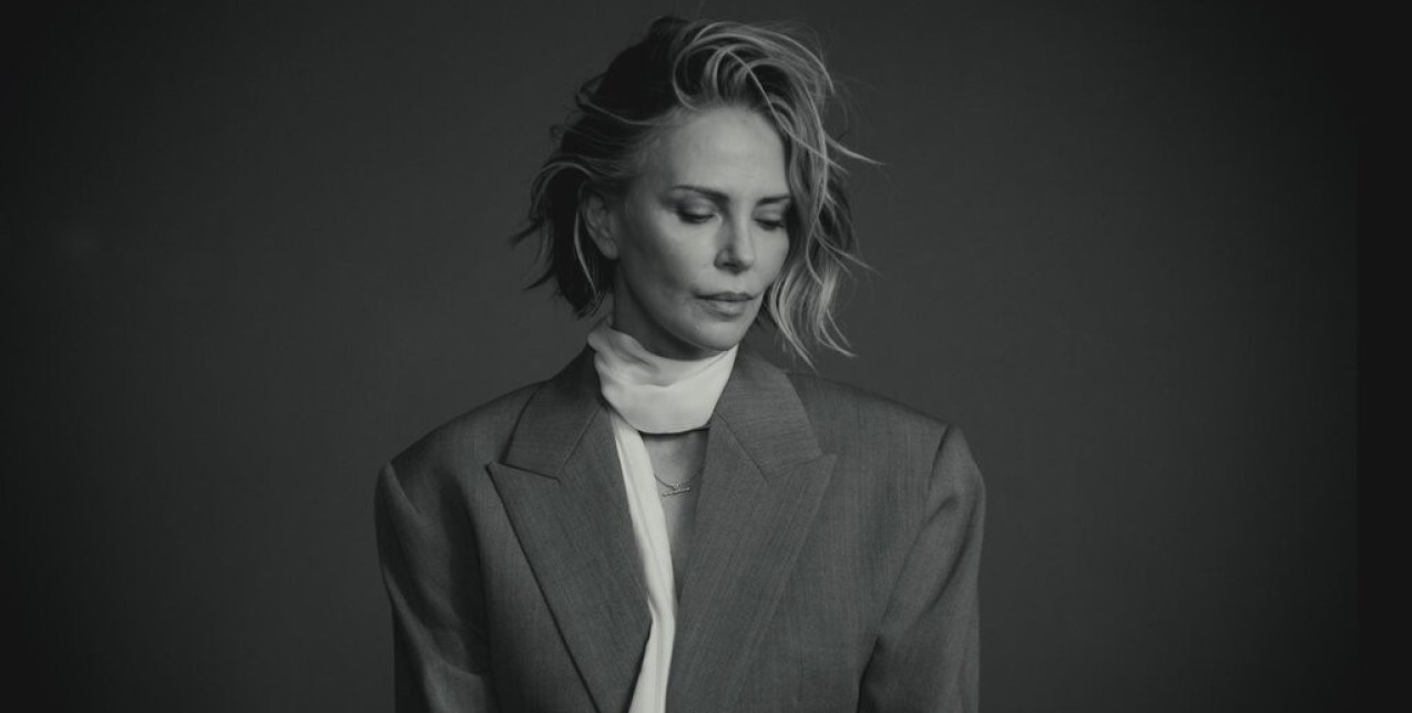 «Ήταν πολύ εμφανές ότι θα μας σκότωνε»: Η Charlize Theron μίλησε ανοιχτά για το οικογενειακό τραύμα που τη σημάδεψε