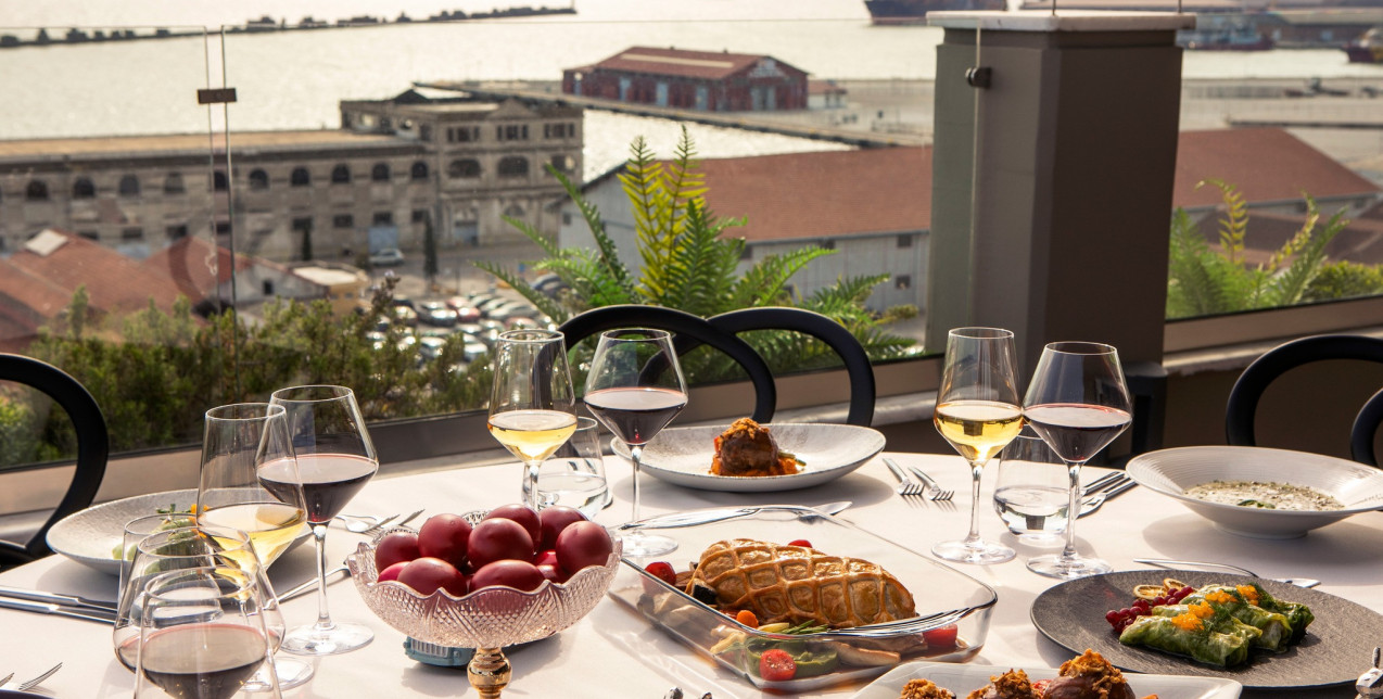 Δεν έχετε προγραμματίσει ακόμα το αναστάσιμο και το πασχαλινό σας γεύμα; Τα ξενοδοχεία της Θεσσαλονίκης όπου θα τα απολαύσετε