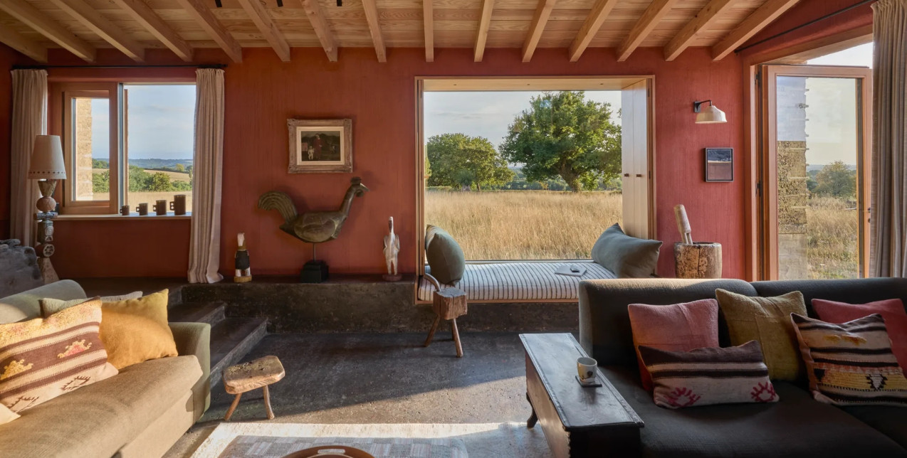 Η σύγχρονη εξοχική κατοικία στην αγγλική ύπαιθρο που «γεννιέται» μέσα από τη γη και συνδέεται με το περιβάλλον