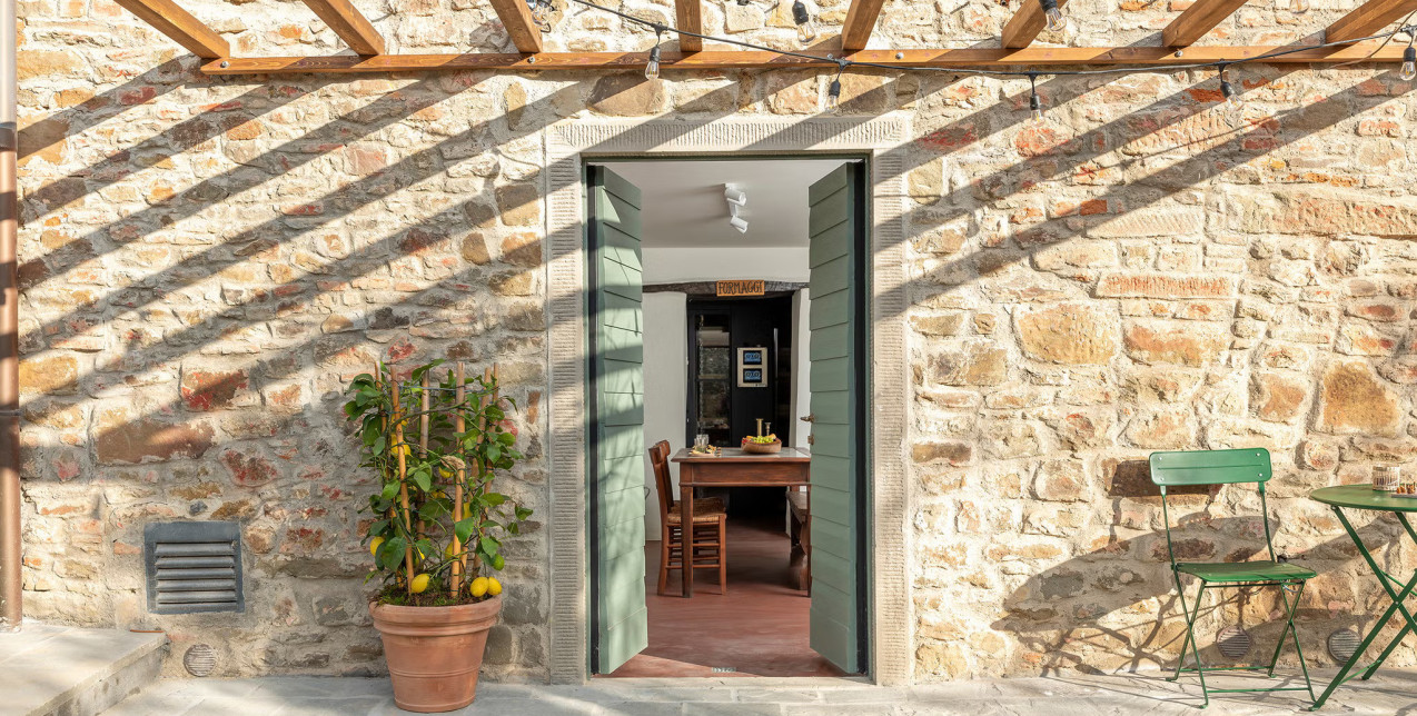 Το πέτρινο σπίτι στην Τοσκάνη που μεταμορφώθηκε σε μια σύγχρονη εξοχική κατοικία με αυθεντικά υλικά και rustic στοιχεία