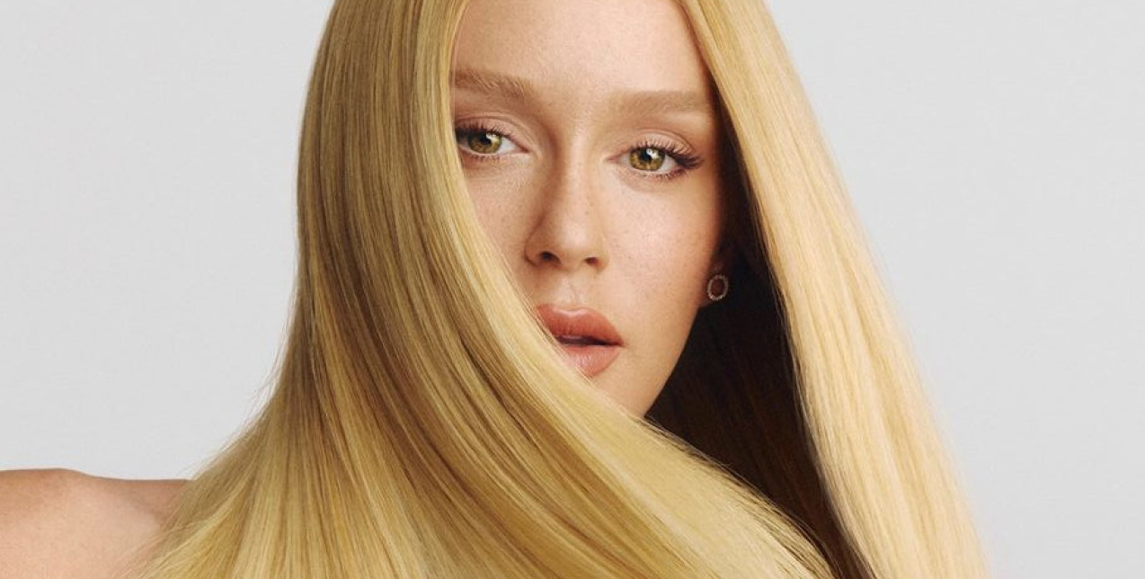 Πώς να ισιώσετε τα σγουρά μαλλιά σας χωρίς να φριζάρουν για ένα effortless look