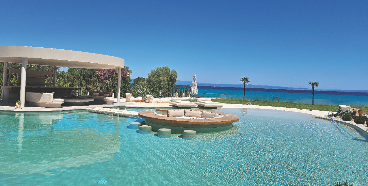 Πώς η σωστή διαμόρφωση μιας πισίνας μπορεί να ανανεώσει μια κατοικία, προσδίδοντάς της ξεχωριστή αισθητική ταυτότητα