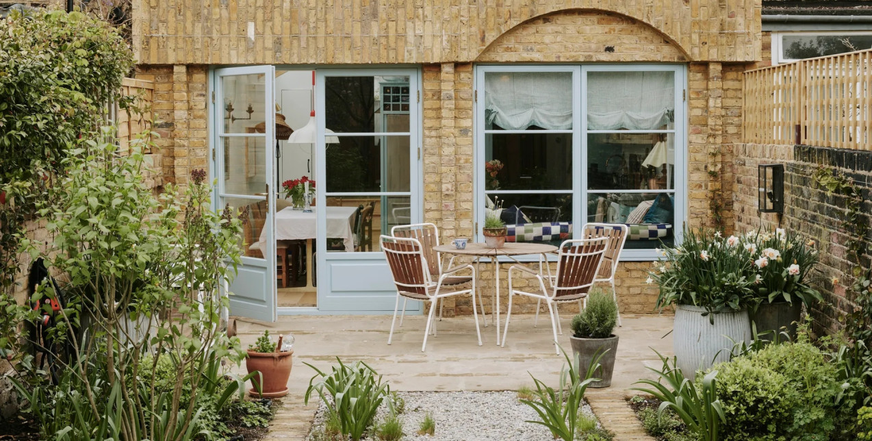 Το ζεστό σπίτι στο δυτικό Λονδίνο με τα vintage κομμάτια, τις προσωπικές ιστορίες και την ανεπιτήδευτη κομψότητα