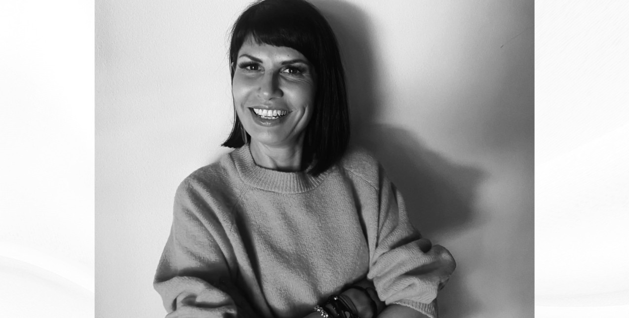 SKG Stories: Η Δόμνα Χουρναζίδου διαμορφώνει το μέλλον του θεάτρου δίνοντας φωνή στη νέα γενιά ηθοποιών