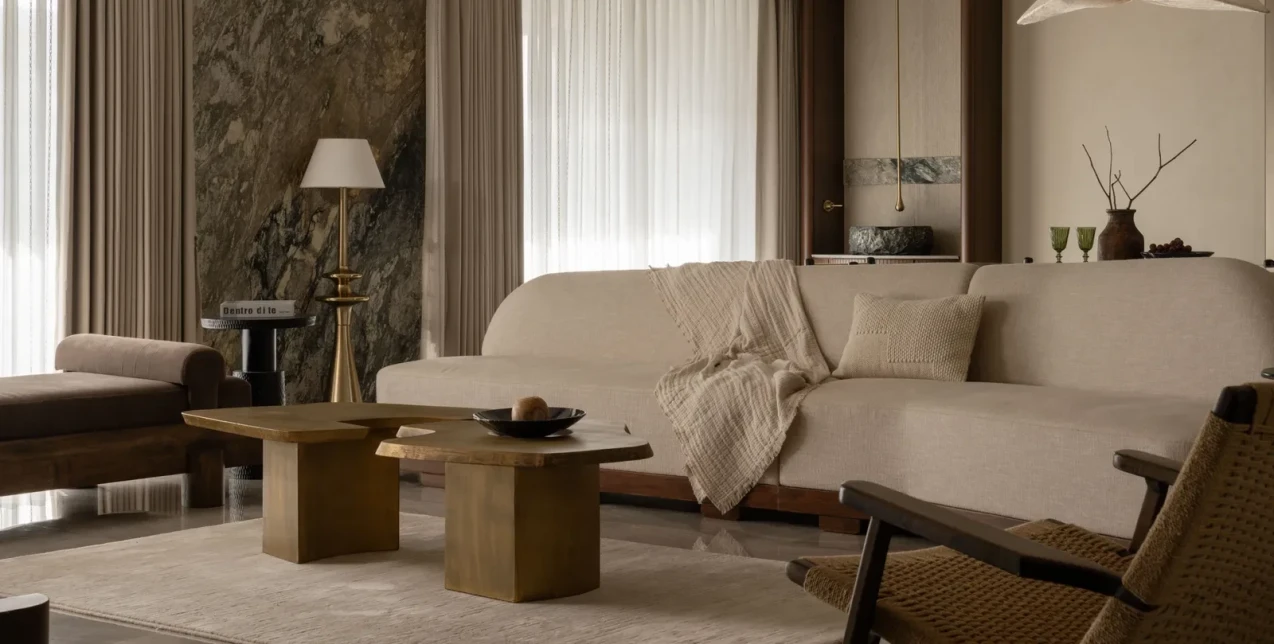 Ένα σύγχρονο σπίτι στο Surat που επαναπροσδιορίζει το design μέσα από υφές και γήινες αποχρώσεις