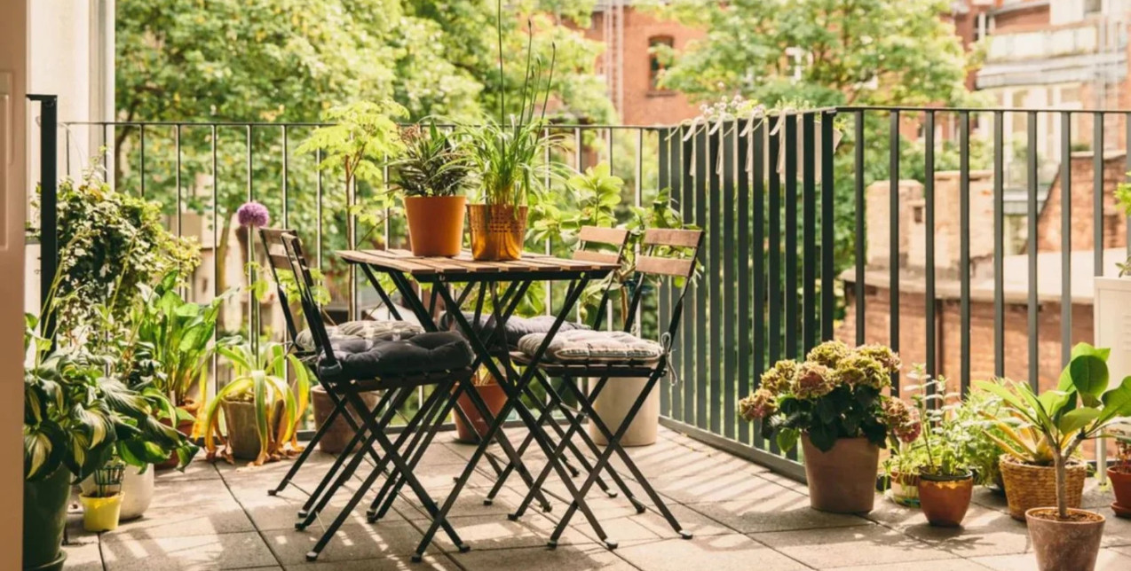 Μικρό μπαλκόνι: Οι τρόποι για να το μετατρέψετε σε έναν κομψό outdoor χώρο