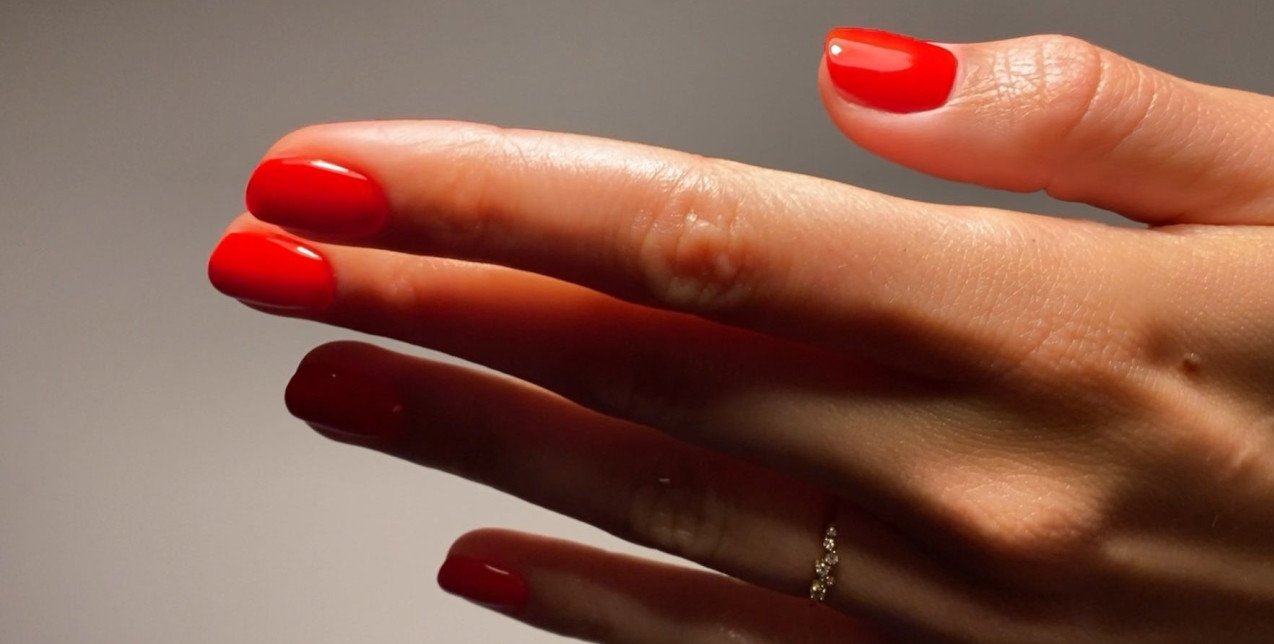 Λατρεύετε το κόκκινο μανικιούρ: Οι 5 αποχρώσεις που πρέπει να δοκιμάσετε