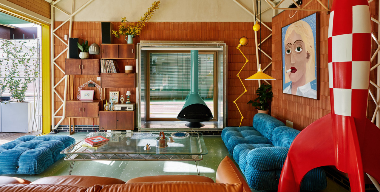 Μια πολύχρωμη κατοικία στη Μαδρίτη με αέρα ’70s, όπου η ιστορία και το design συνυπάρχουν