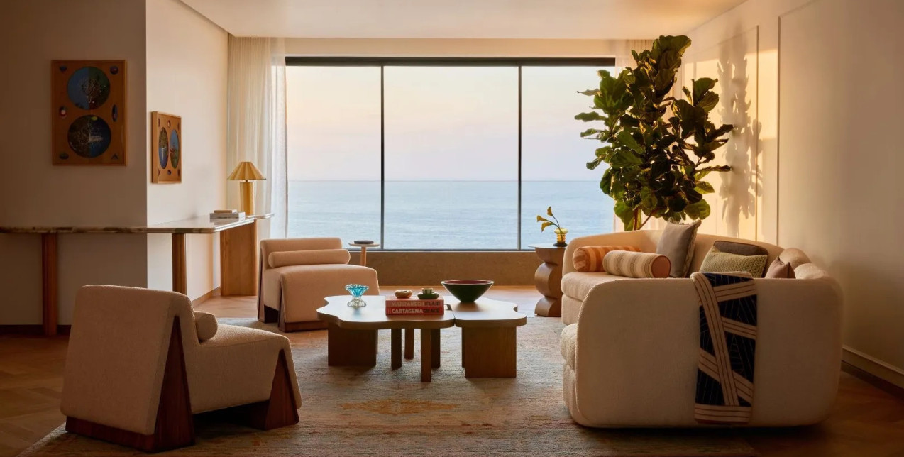 Ένα πολύχρωμο σπίτι στο Μουμπάι της Ινδίας που αναδαμιορφώθηκε και μετατράπηκε σε ψηφιδωτό αναμνήσεων