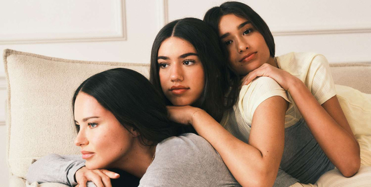 Τα μοντέλα της Victoria’s Secret φωτογραφίζονται στη νέα καμπάνια με τα παιδιά τους με αφορμή τη Γιορτή της Μητέρας