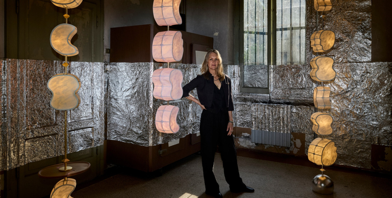 Η σχεδιάστρια και καλλιτέχνιδα Andrea Claire μιλά στο GLOW.GR για την εντυπωσιακή εγκατάστασή της στη Milan Design Week, αφιερωμένη στη μαγεία του φωτός
