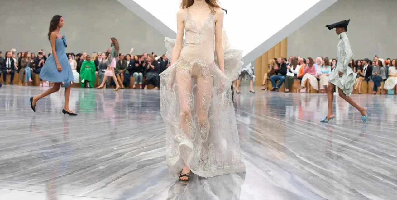 Τα χρώματα στα σανδάλια που θα κυριαρχήσουν τους επόμενους μήνες