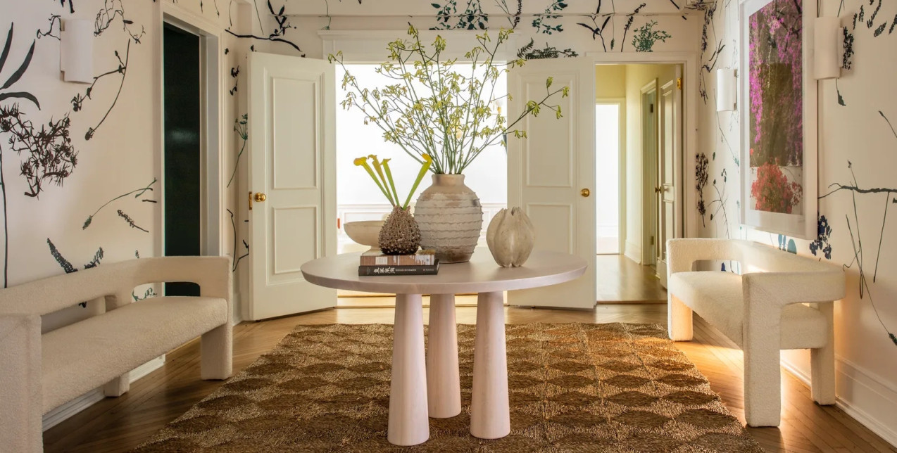 Χρώμα στο διάδρομο: Η διακοσμητική τάση που μεταμορφώνει τον πιο «ξεχασμένο» χώρο του σπιτιού