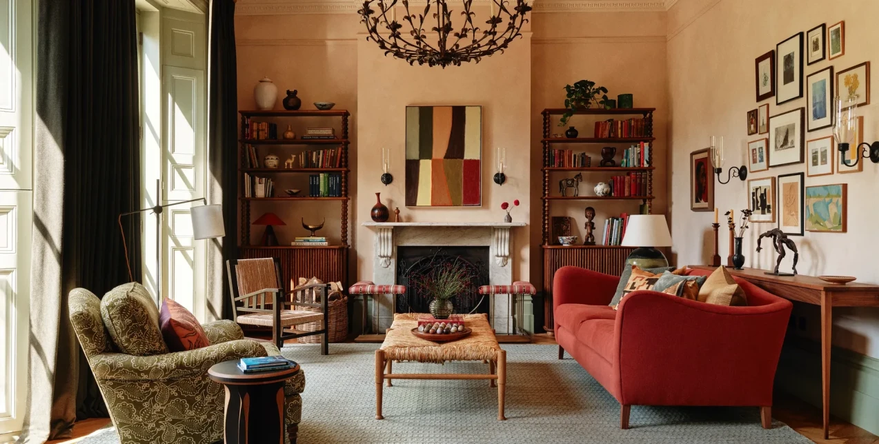 Ένα βικτοριανό σπίτι στο Λονδίνο επαναπροσδιορίζει την κομψότητα μέσα από το χρώμα