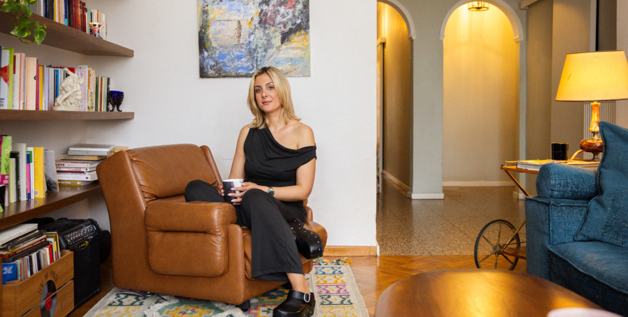 Doors Open: Η Ελένη Σιμώνη μάς υποδέχεται στο artsy διαμέρισμά της στην Πλατεία Αριστοτέλους