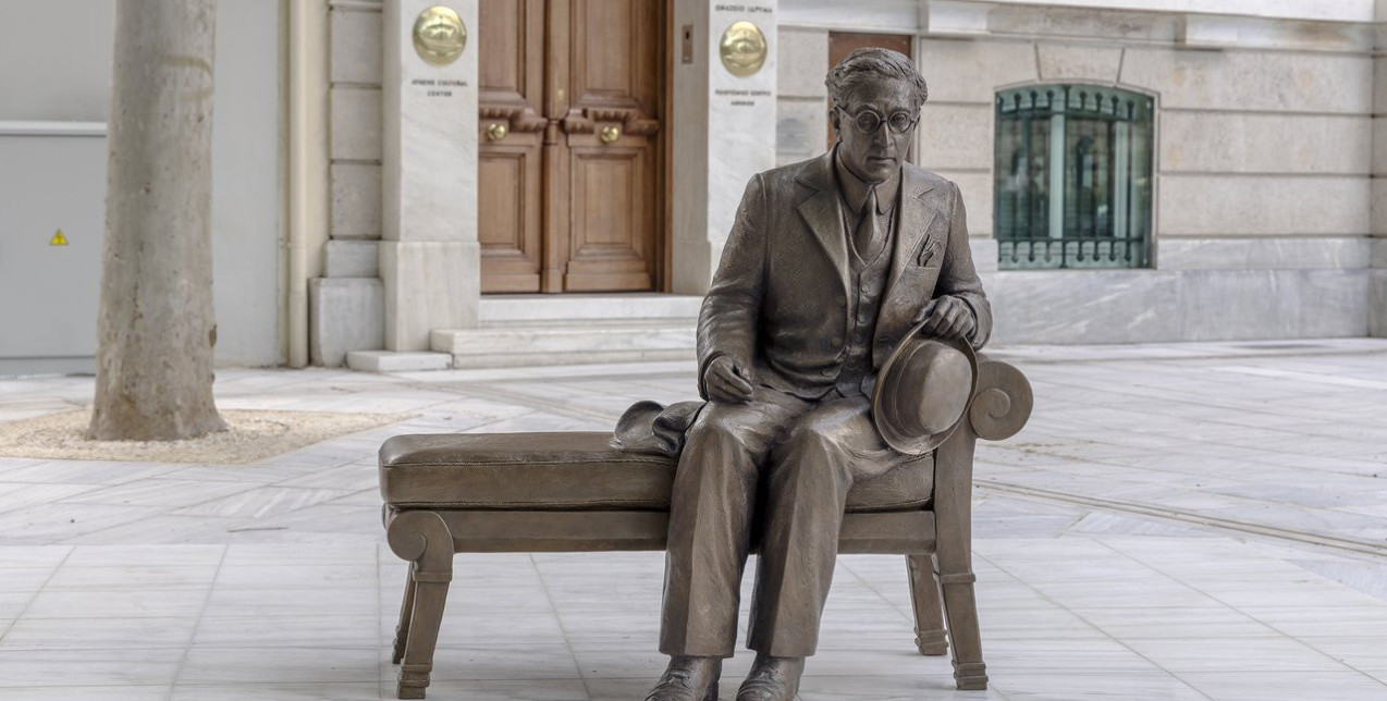 Ο Καβάφης επιστρέφει στην Αθήνα: To γλυπτό του ποιητή βρίσκεται πλέον στον πεζόδρομο της Διονυσίου Αρεοπαγίτου