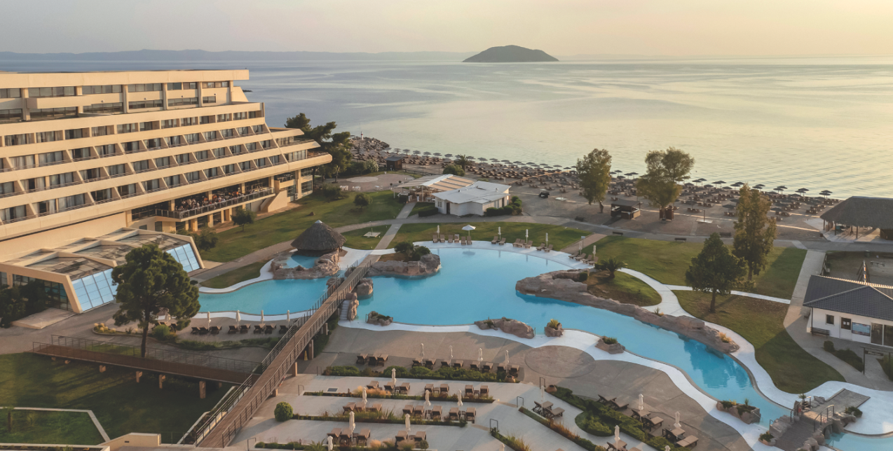 Ένα σκηνικό αυθεντικού fine living στη Σιθωνία της Χαλκιδικής, όπου το φυσικό τοπίο «αγκαλιάζει» διακριτικά την πολυτέλεια