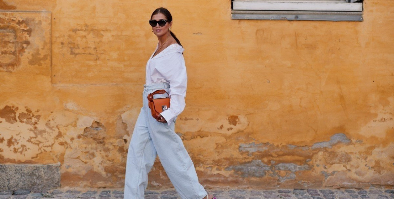 Τα tops που θα απογειώσουν τα baggy jeans