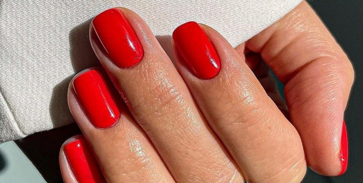 Λατρεύετε το κόκκινο μανικιούρ; Οι αποχρώσεις που πρέπει να δοκιμάσετε