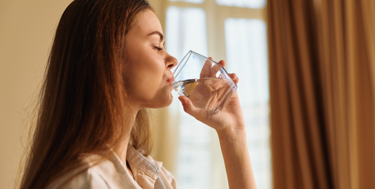 Τι πραγματικά συμβαίνει στον οργανισμό μας όταν πίνουμε νερό ακριβώς πριν από τον ύπνο;