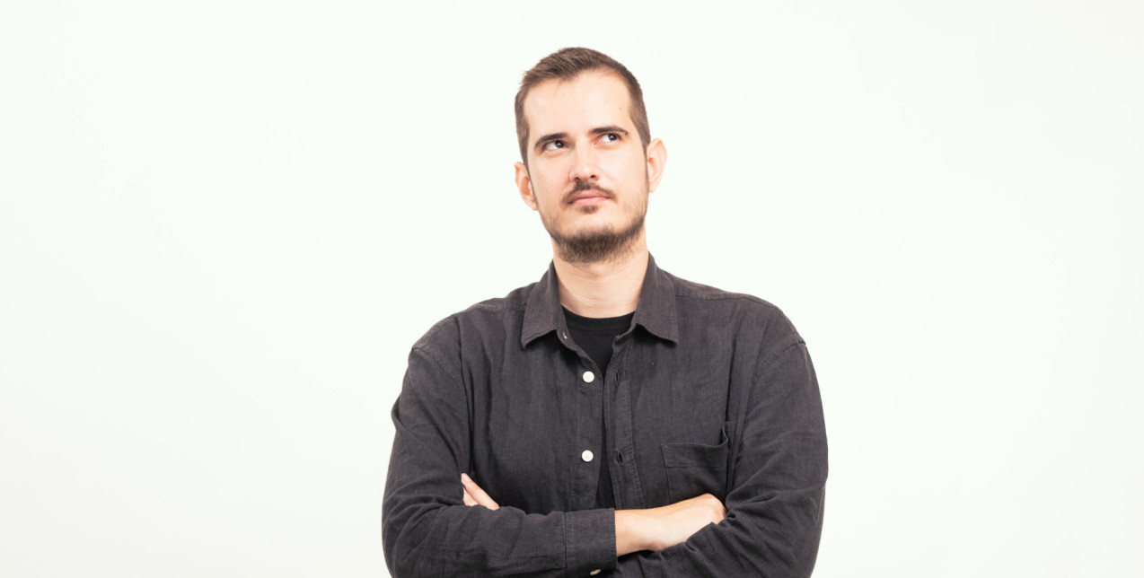 SKG Stories: O πετυχημένος stand-up comedian, Θανάσης Σαμαράς, πιστεύει πως η πραγματική ελευθερία ξεκινά από το να νιώθεις καλά με τον εαυτό σου