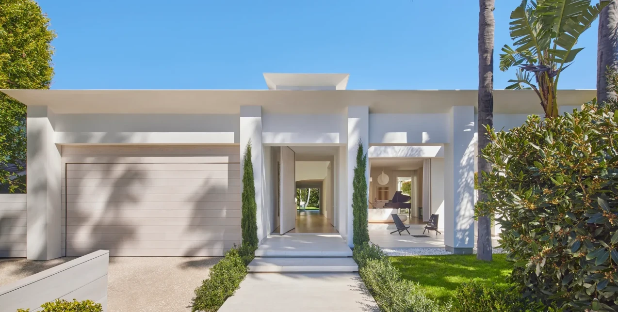 Μια κατοικία στην California επανερμηνεύει το design του αρχαιοελληνικού ναού μέσα από μια αφαιρετική αρχιτεκτονική ματιά