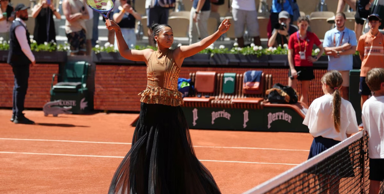 Her Style Rocks: Η Naomi Osaka μετέτρεψε ξανά το Roland Garros σε catwalk υψηλής ραπτικής