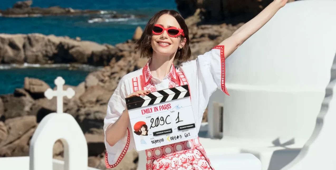 Emily in Paris: Οι κορυφαίες τάσεις που αναδεικνύονται μέσα από τη σειρά και τα looks που μας εμπνέουν από τα γυρίσματα στην Ελλάδα