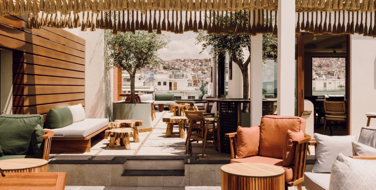 Tο rooftop στην καρδιά της Θεσσαλονίκης που δίνει τη δική του εκλεπτυσμένη ταυτότητα στα καλοκαιρινά βράδια