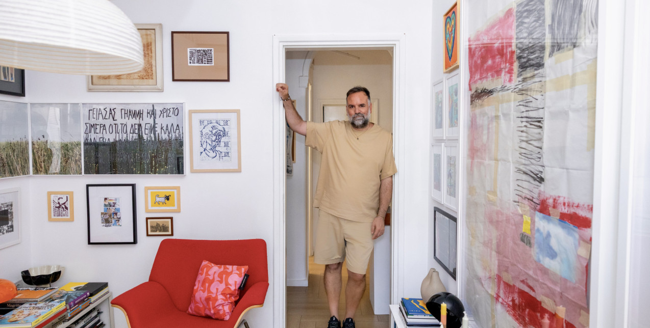 Doors Open: Σε ένα διαμέρισμα με ξεχωριστή αισθητική ταυτότητα στην πλατεία Μαβίλη, ο Χρήστος Κρανιώτης έχει δημιουργήσει έναν κόσμο όπου το design και η τέχνη συνδιαλέγονται
