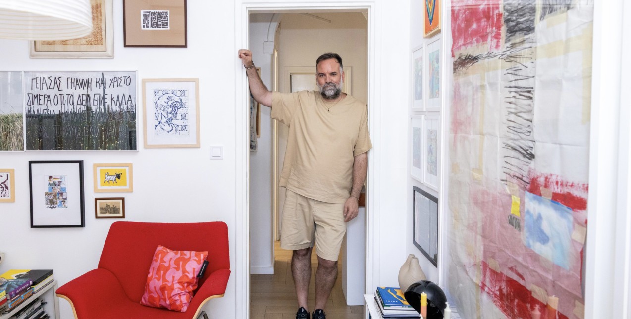 Doors Open: Ο Χρήστος Κρανιώτης ζει σε ένα eclectic διαμέρισμα στην πλατεία Μαβίλη όπου η τέχνη και το σύγχρονο design συνυπάρχουν δημιουργικά