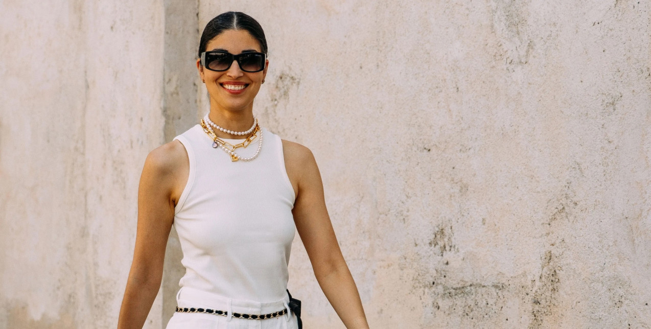 Οι fashion approved τρόποι για να εντάξετε τα λευκά tank tops στις εμφανίσεις σας