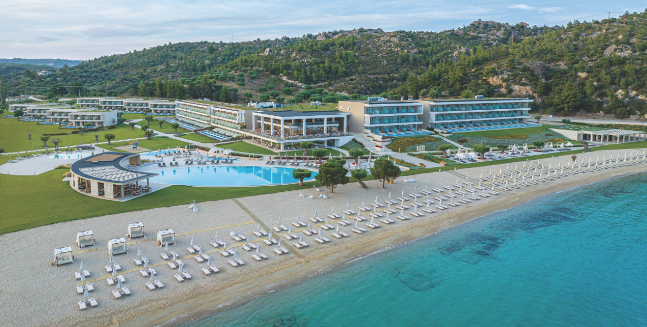 Το resort στη Νικήτη της Χαλκιδικής, όπου η σύγχρονη πολυτέλεια συναντά την αυθεντική διάθεση καλοκαιρινής ανεμελιάς