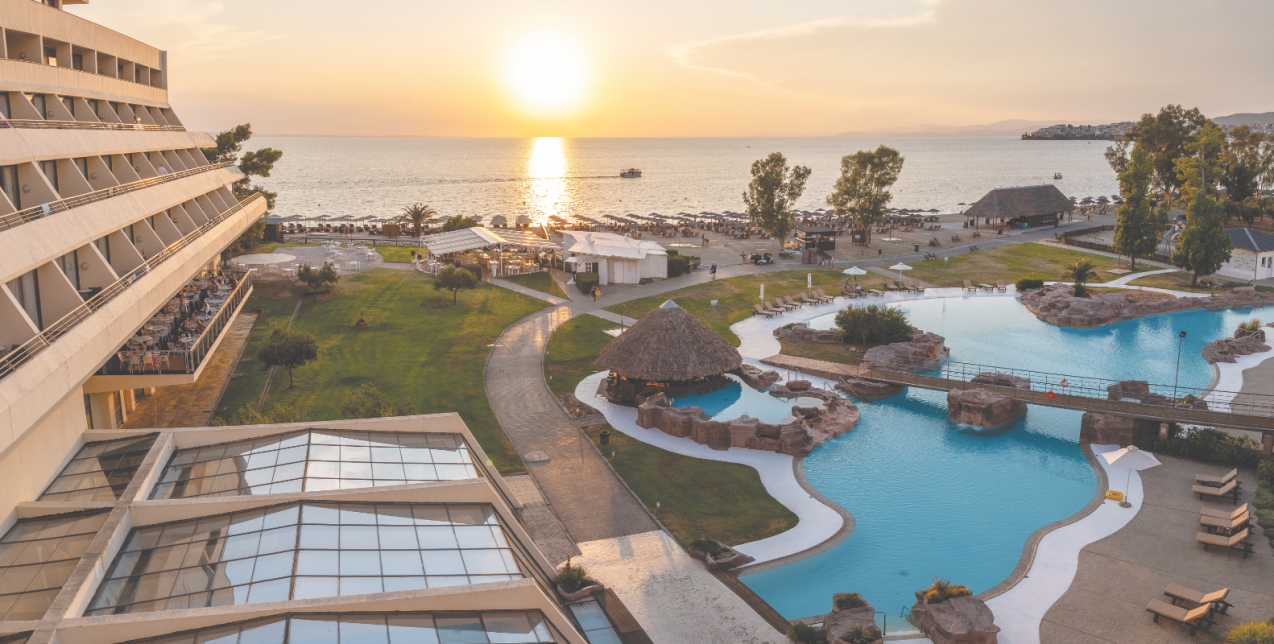 Το εμβληματικό resort στη Σιθωνία της Χαλκιδικής που εξακολουθεί να αποτελεί έναν ξεχωριστό προορισμό διακοπών