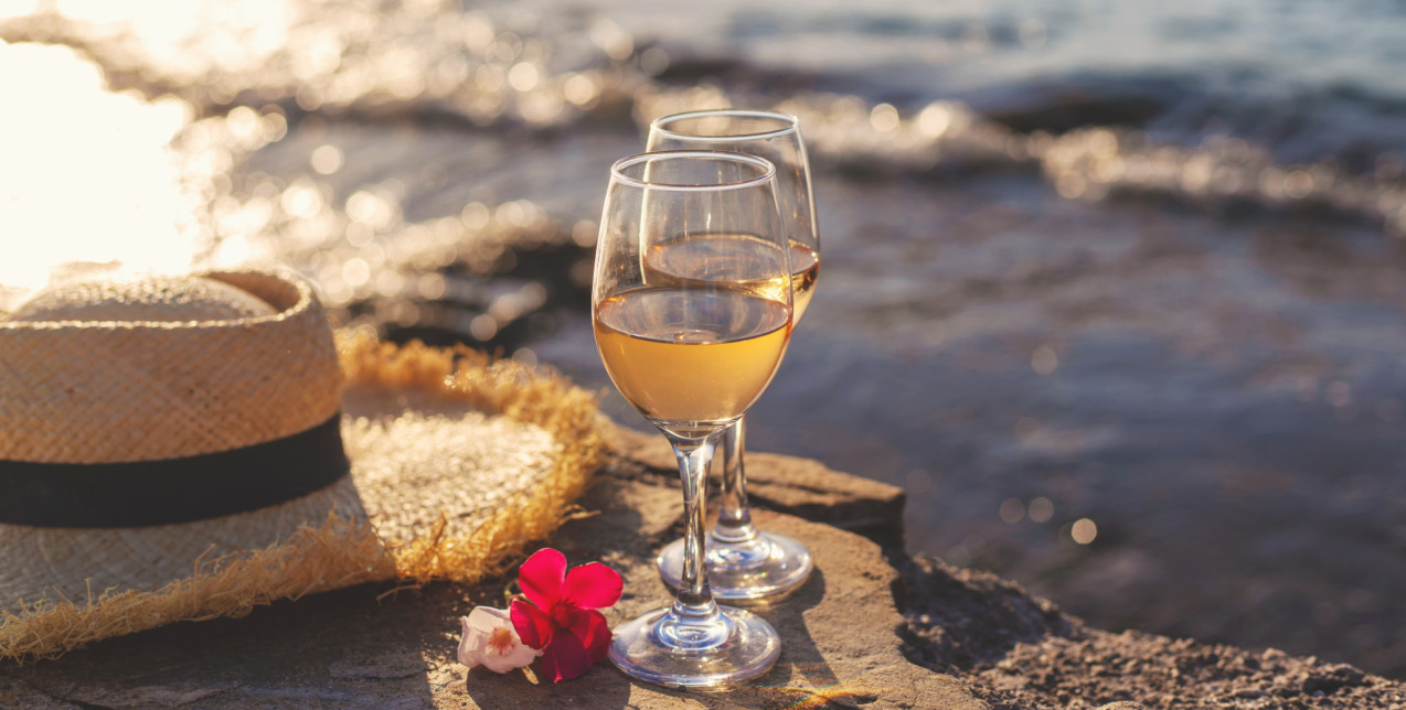 Summer Wine: Τα λευκά και τα ροζέ κραζιά που θα συνοδέψουν ιδανικά τις καλοκαιρινές μας στιγμές