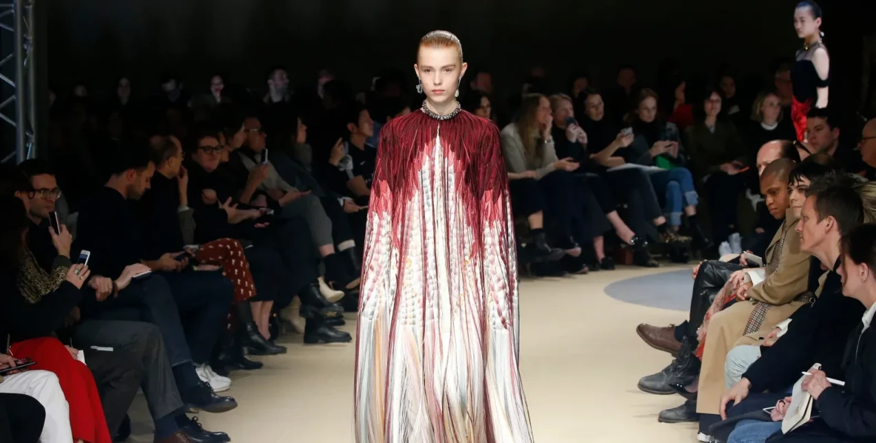 Breaking News: Ο Alexander McQueen επιστρέφει στην Εβδομάδα Μόδας του Λονδίνου