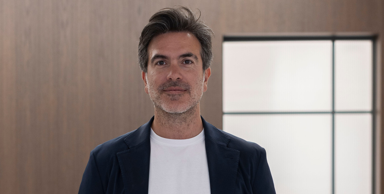 Face to Face με τον Στράτο Xατζηιωαννίδη: «Η τέχνη φορμάρει τον άνθρωπο και πορεύεται μαζί του από την εποχή των τοιχογραφιών»