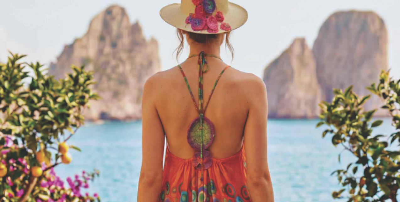 Το luxury resortwear και accessories brand που μετατρέπει την τέχνη, το χρώμα και τη χειροποίητη δημιουργικότητα σε ένα σύγχρονο καλοκαιρινό όραμα