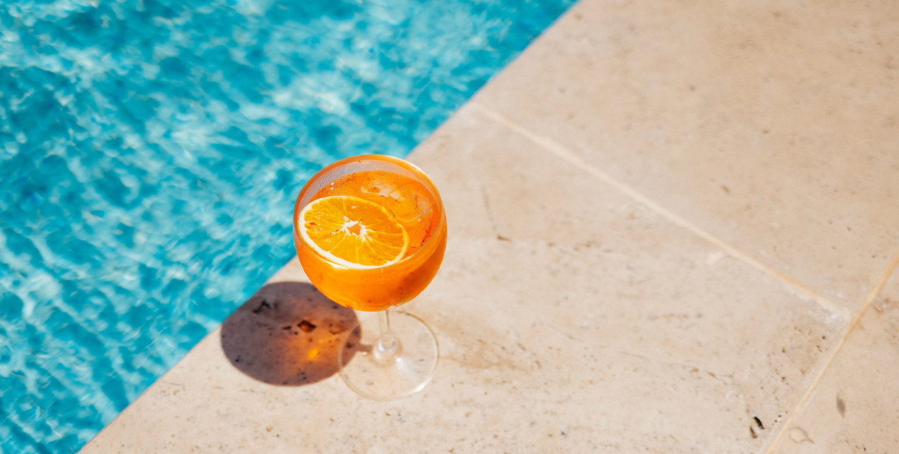 Τα 5 εύκολα και γρήγορα summer cocktails που θα απογειώσουν τις στιγμές σας σε σπίτι και παραλία